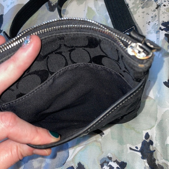 Black “C” patterned crossbody Coach bag - Picture 4 of 9